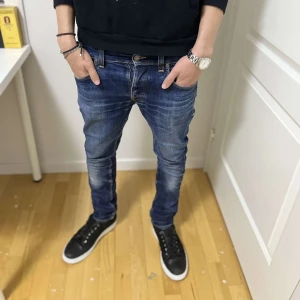 Nudie jeans  - Feta mörkblå nudie jeans i slim model | Bra skick med inga större tecken på defekter | storlek w31 l34 men skulle säga passar w30 l32  | Modelen på bilden: 180cm 67kg | Priset går o diskutera vid snabb affär | hör av er vid funderingar!