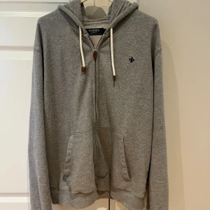 Grå sip hoodie från Morris - Säljer denna grå sip ifrån Morris knappast använd. Storlek M. Skicket är mycket bra 