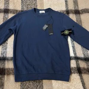 Stone Island Crewneck Navy  - Säljer en mörkblå Stone Island Crewneck, den är nyskick och storlek M. Originallapparna medföljer vid köp, vid fler bilder eller frågor är det bara att höra av dig. Priset kan diskuteras inom snabbaffär eller bundleköp Mvh ✅
