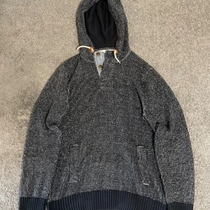 Stickad hoodie - Tja, säljer nu en stickad hoodie för endast 599. Priset är ej hugget i sten och skriv i dm vid frågor eller funderingar! 🙌