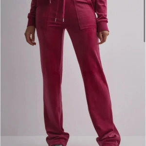 Mörk rosa juicy byxor  - Mörk rosa/ röda juicy couture byxor dom är köpta som mörk rosa men ser ut som röda , aldrig använda utan för hemmet och använda hemma få tal gånger så nästan helt nytt skick. Storlek xs