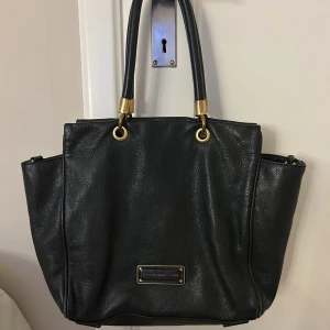 Marc Jacobs väska - Axelväska från Marc Jacobs i läder. Lite rostig på guldet (se bild 4,5) men fortfarande mycket fin!