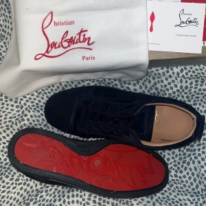Louboutin skor  - Tja säljer mina Louboutin skor som nt e min typ mer, haft på mig dom minst 5 ggr tyckte de nt va min min stil, dom e storlek 44 men passar även 43, de bara o ställa på frågor! 😊 