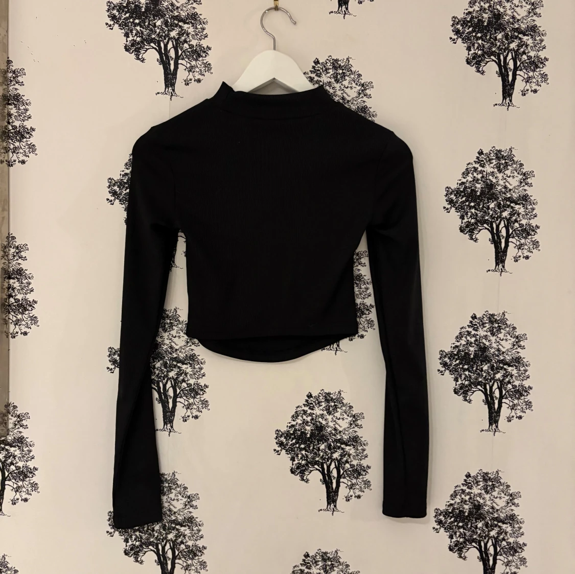 Svart croppad långärmad topp - 1