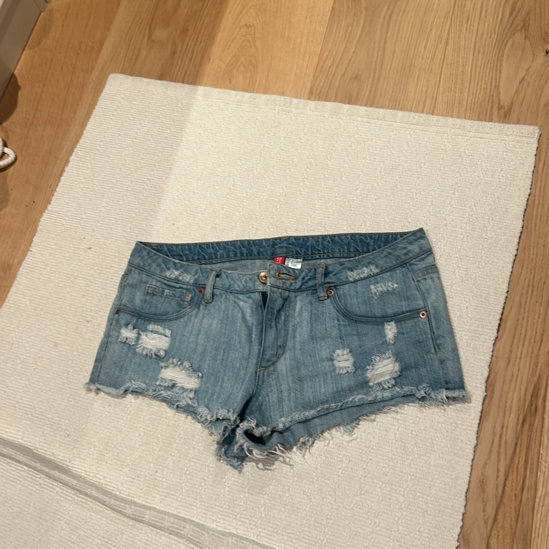 Lågmidjade ljusblå jeansshorts