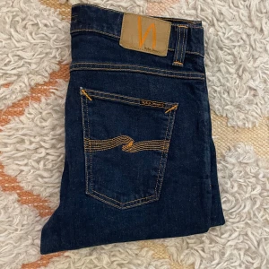 Mörkblå jeans från Nudie Jeans - Sköna nudie jeans i modell Lean Dean! W32 L34. Modellen är 185. Skriv vid minsta fundering🤗