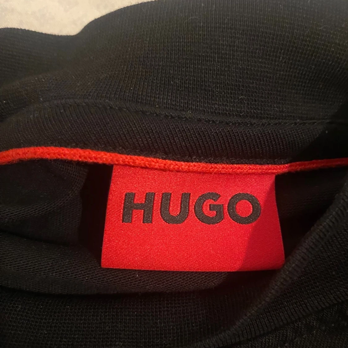 Svart långärmad tröja från HUGO med blommor - 2