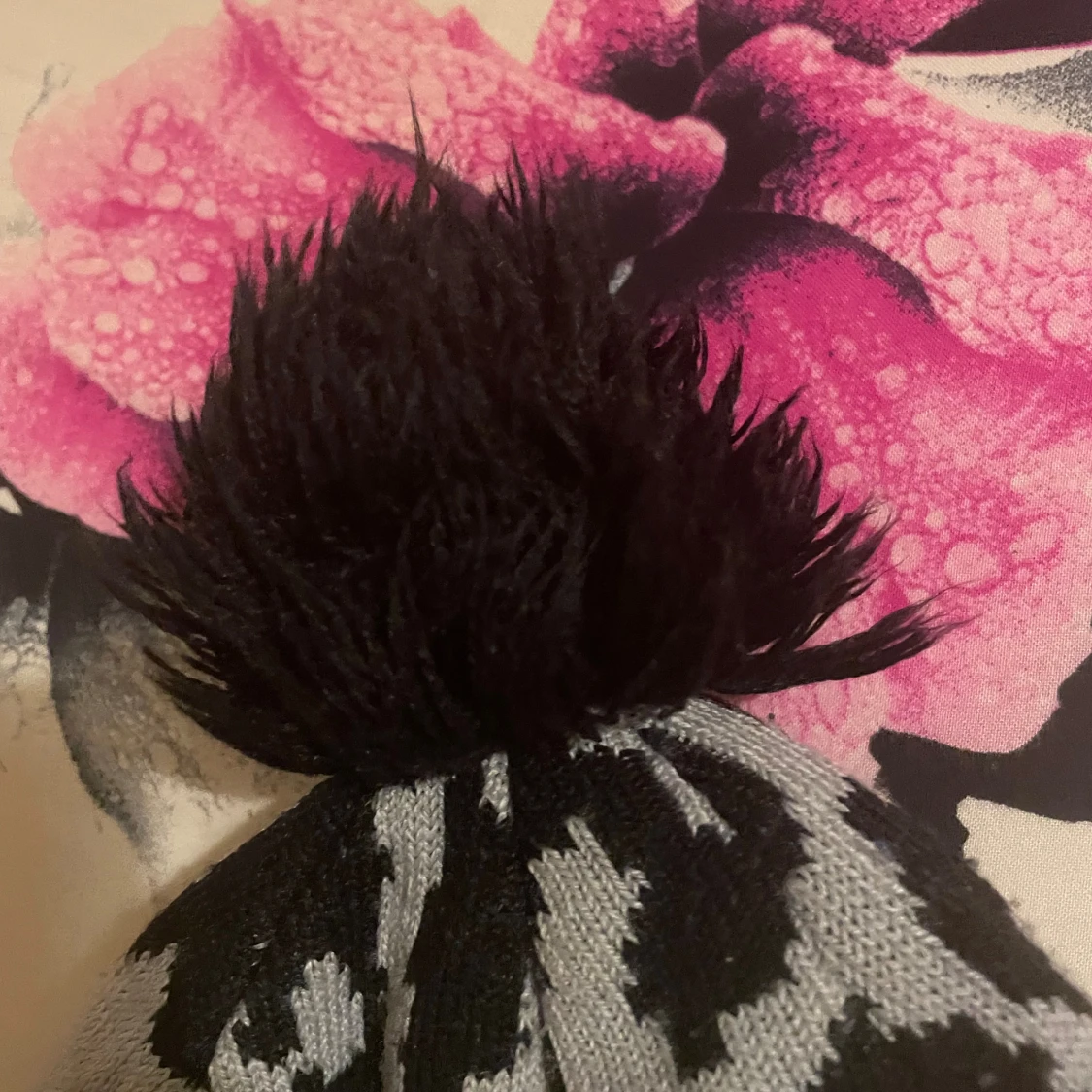 Leopardmönstrad mössa med tofs och A-logga - 2