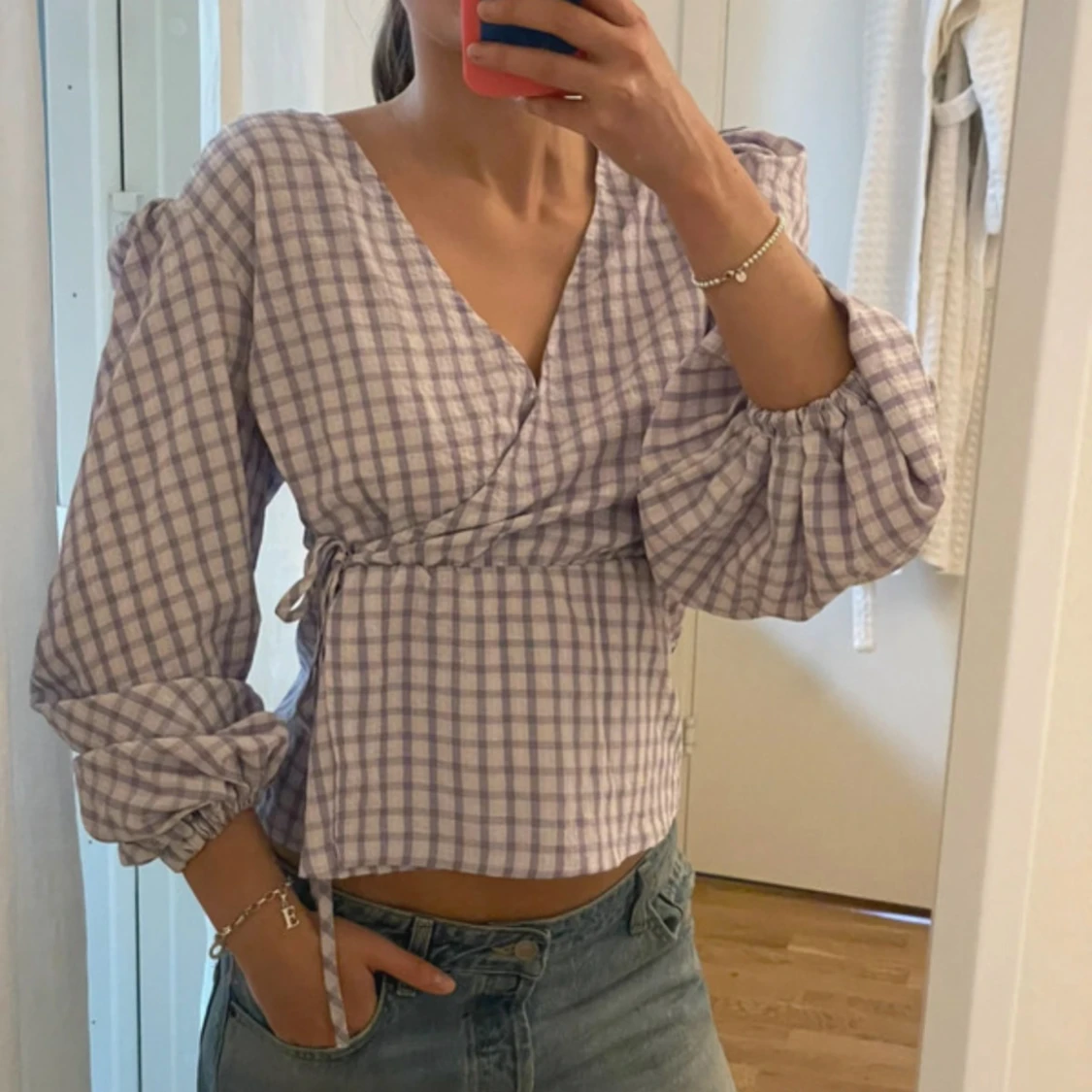 Ljuslila rutig omlottblus med puffärm