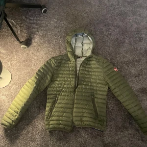 Olivgrön colmar jacka - En super snygg colmar jacka i färgen grön. Aldrig använd i min ägo men köpt här på plick. Storlek xxs-xs. Ny pris 3000 och 7/10