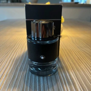 Montblanc Explorer Eau de Parfum - Montblanc Explorer Eau de Parfum, 60 ml. Stilren och modern flaska. Tillverkad i Frankrike. Perfekt för dig som vill ha en exklusiv touch i din vardag. Har sprayat med den max 10 gånger så den är typ helt ny