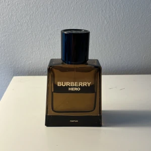 Burberry Hero Parfum 50ml - Burberry Hero Parfum, 50ml, tillverkad i Spanien. En stilren flaska som passar dig som vill ha något exklusivt och modernt i din samling.