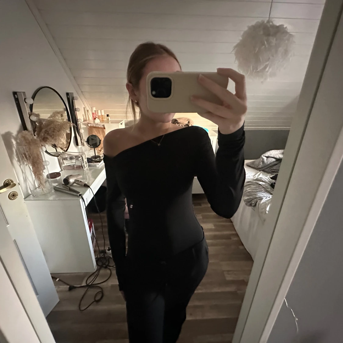 Svart oneshoulder topp