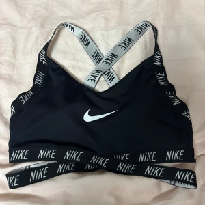 Svart sportbh från Nike  - Nike sport-bh i fint skick! Lappen är bortklippt, men storleken motsvarar ungefär M/L. Sitter bekvämt och ger bra stöd. Säljer bara för att den inte används längre. 
