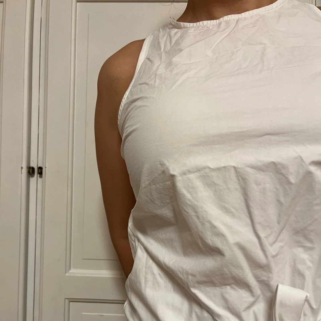 Vit linnetopp med korsade band - 1