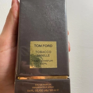 Tom Ford Tobacco Vanille 100ml - Exklusiv Eau de Parfum på 100 ml från Tom Ford. Perfekt för dig som vill sticka ut. Helt oöppnad, säljer hela min kollektion (kolla in min profil för andra parfymer)