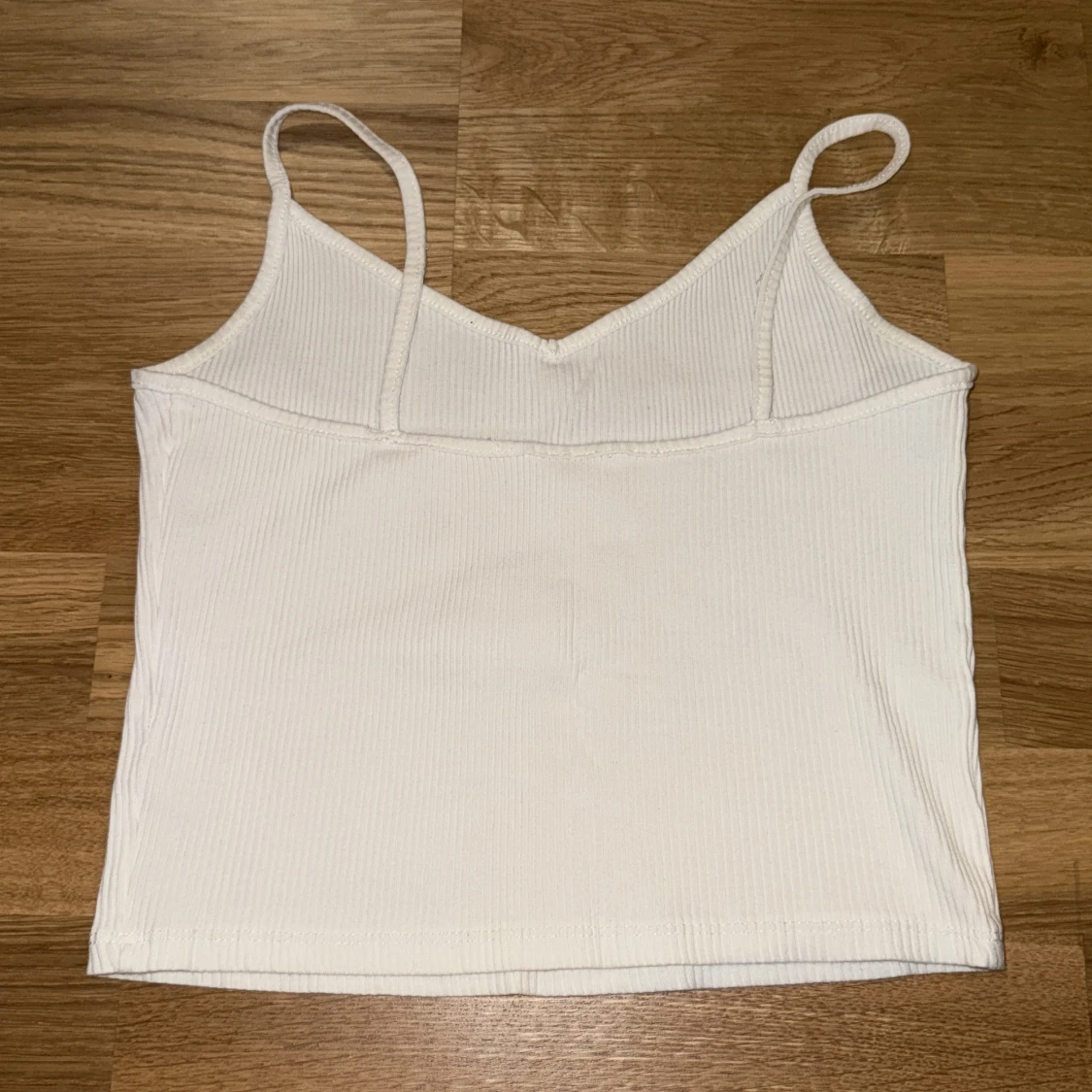 Vit ribbad linnetopp med smala band - 1