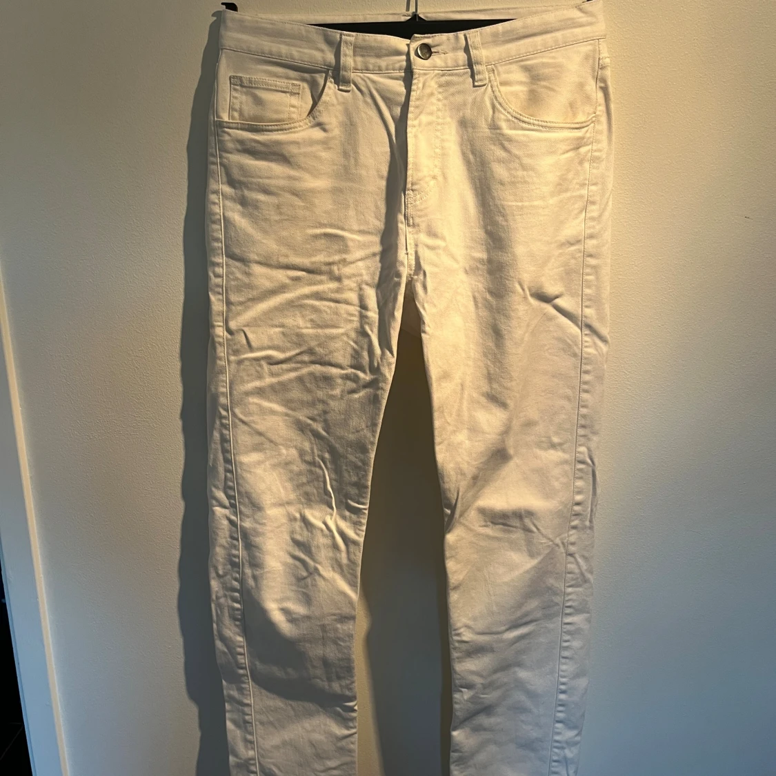 Vita jeansbyxor med straight fit från Riley