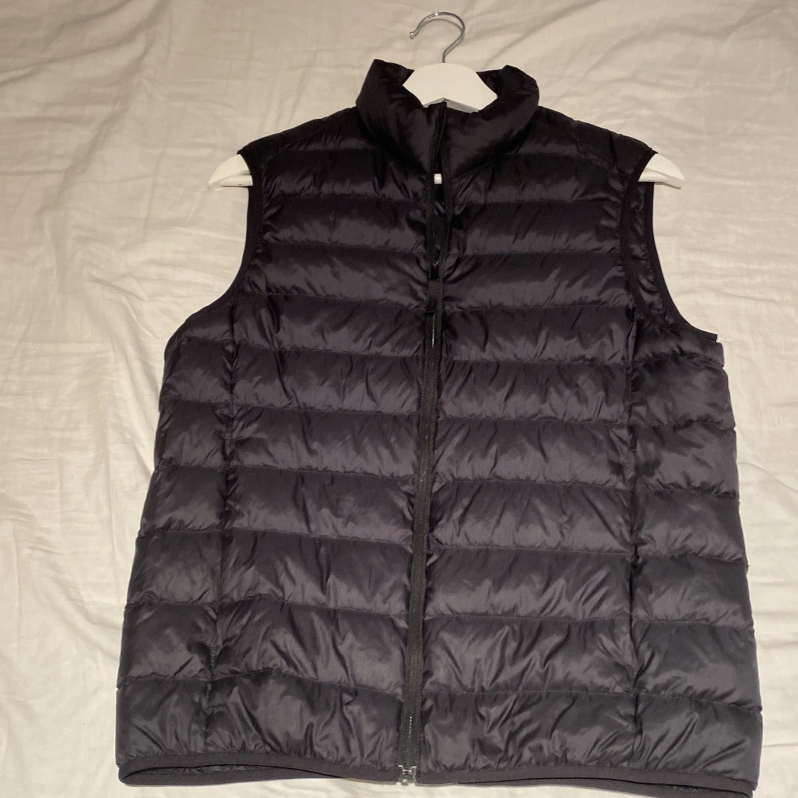 Svart dunväst från Uniqlo XS
