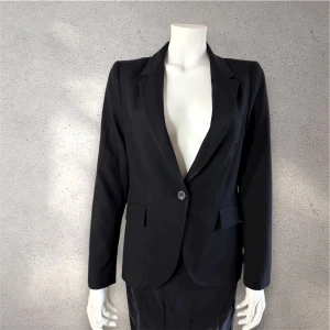 Zara Svart klassisk kavaj  - Stilren svart kavaj med en knapp framtill och klassisk krage. Perfekt att matcha med kostymbyxor eller kjol för en clean look. #zara #kavaj