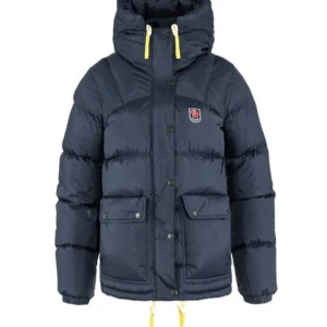 Mörkblå fjällräven jacka💙 - Säljer min fjällräven jacka i expedition down, jackan är xxs men eftersom den är tjockare så kan den upplevas större och tjockare. Den är varm och härlig nu till vintern och är fortfarande i fint skick. Kom privat för bilder !! 💙💙