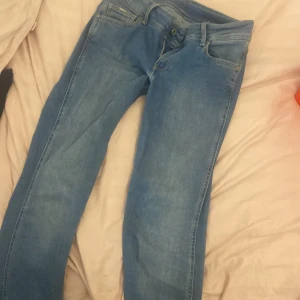 Blå bootcut jeans med låg midja - Snygga blå jeans med bootcut passform och låg midja. De är från pepe jeans och i bra skick utan några slitningar. Ge gärna pris förslag 
