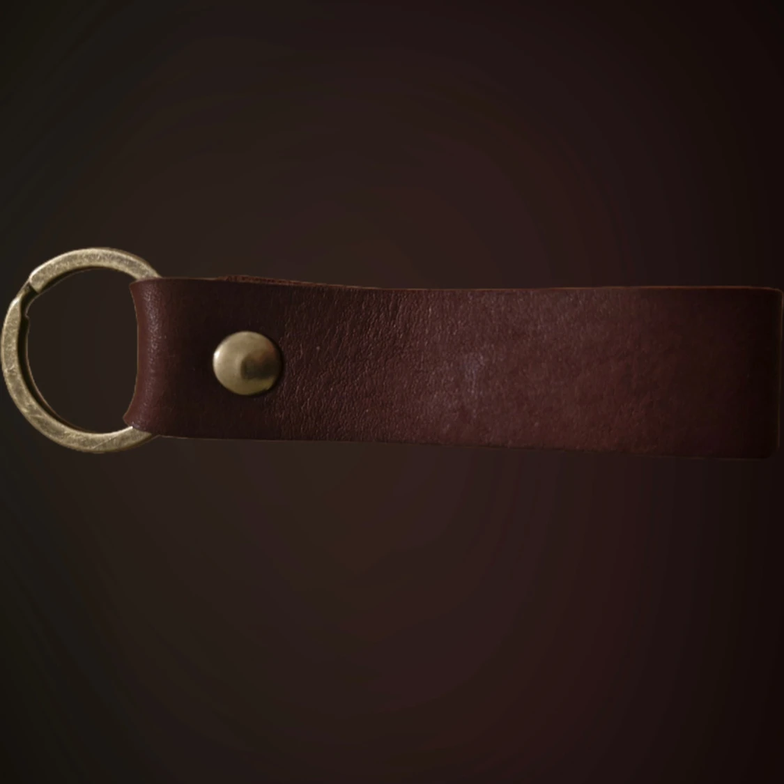 Personliga handgjorda nyckelringar i äkta läder