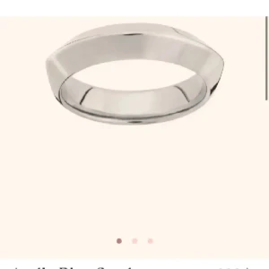 Silverfärgad ring från Edblad - Stilren och modern ring från Edblad i silverfärgad metall. Ringen har en slät och blank yta med en lätt kantig form som ger en cool och minimalistisk vibe. Perfekt för dig som gillar enkla men snygga accessoarer.