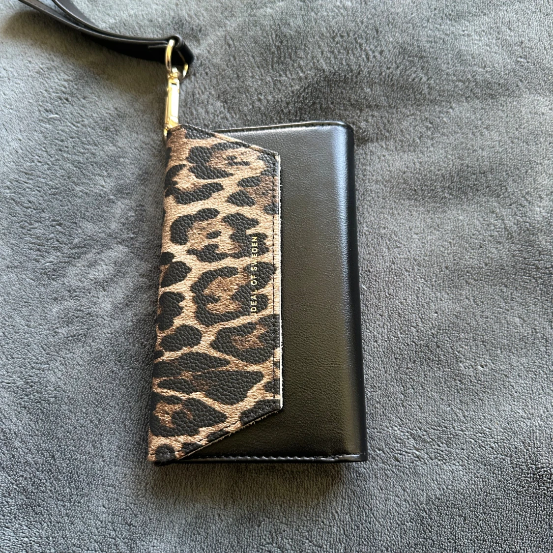 Leopardmönstrad plånbok IPhone 13 från IDEAL OF SWEDEN - 1