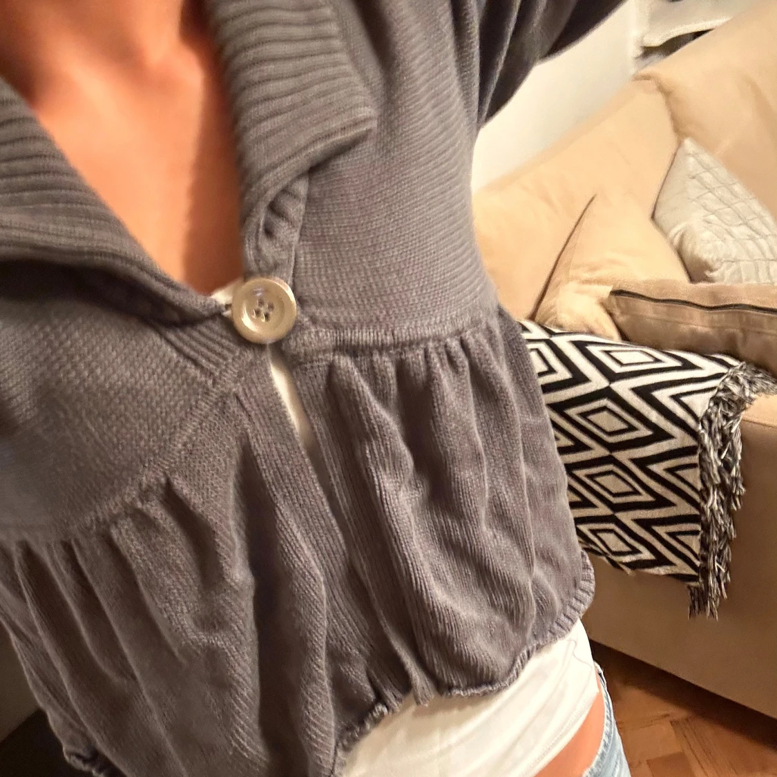 Grå stickad kofta med kort ärm - 3