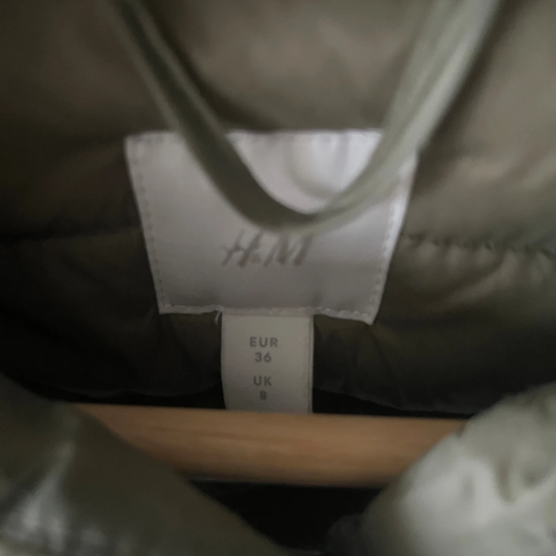 Olivgrön pufferjacka från H&M - 2