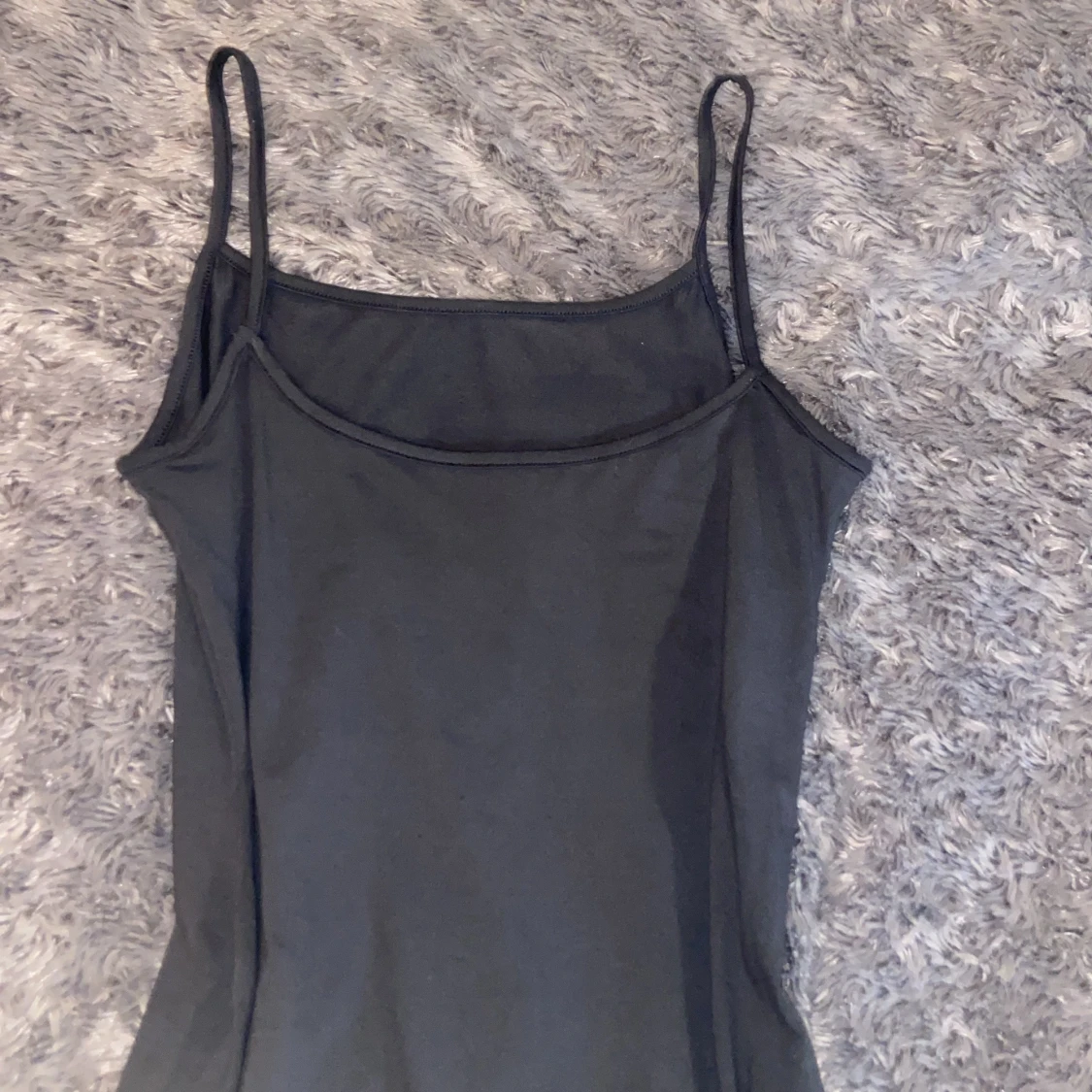 Svart långklänning med smala axelband - 2