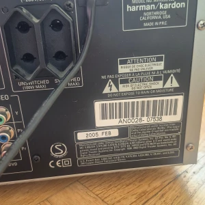 Harman/Kardon AVR 235 - Harman/Kardon AVR 235 surroundreceiver med stöd för Dolby Digital EX, DTS och Logic 7. Många anslutningsmöjligheter, frontpanel med hörlursuttag och tydliga reglage. Tillverkad 2005, i gott begagnat skick med mindre ytskrap. Perfekt för hemmabion.