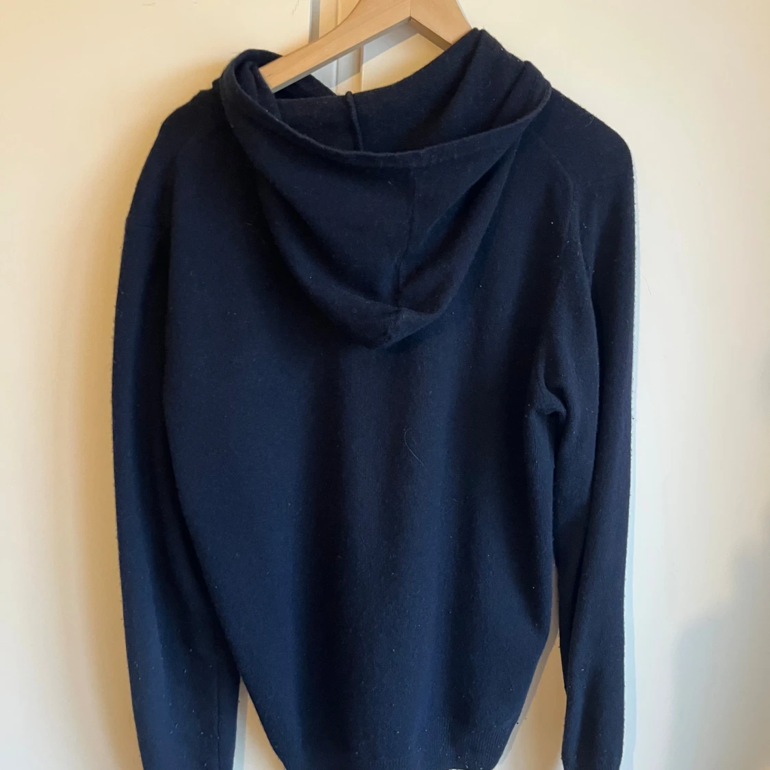 Mörkblå hoodie i kashmir från Oscar Jacobson - 2