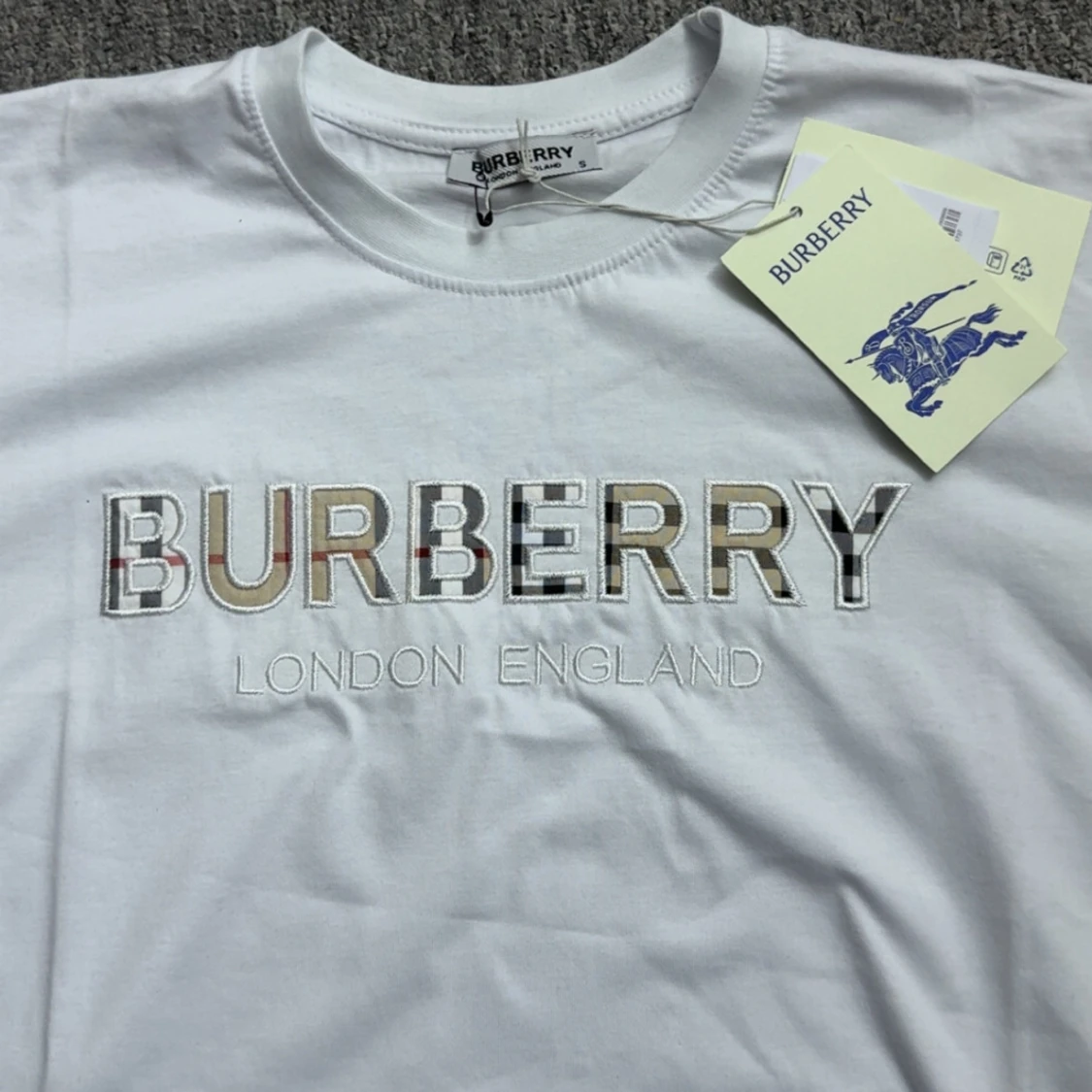 Vit Burberry t-shirt med broderad logga - 1