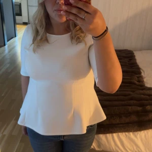 Vit peplum blus från Object - Har några fläckar, kommer inte till användning. Nypris 499kr. Använd fåtal gånger. 
