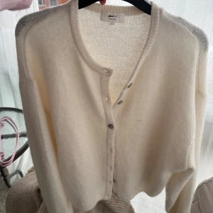 Gina Tricot vit "knitted cardigan" - Denna kofta är lös i passformen och är varm och skön tack vare ullblandningen. Väldigt fin skick 🤍