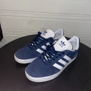 Adidas gazelle skor  - Adidas gazelle skor | Size: 42, fint skick och riktigt stilrena | Perfekt att matcha till ett par jeans 