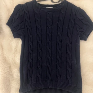 Stickad tröja - Säljer en kortärmad stickad tröja från Gina Young som alldrig har använts💗