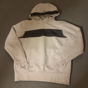 Sailracing coast hoodie  - • 🔥 Supersnygg och stilren hoodie från Sail Racing • Storlek: XS 👕 – passar perfekt för dig som vill ha en tajtare och snygg passform • Färg: ljusgrå/vit med en snygg svart detalj och Sail Racing-loggan över bröstet ⚫️⚪️ • Väldigt mjuk och bekväm att ha på sig – både varm och lätt! 🧣 • Den är använd men i nyskick, inga fläckar eller slitage ✨ • Passar perfekt som present 🎁 eller till dig som vill ha något stilrent men sportigt 👌 • Pris: 500 kr💰 • Sista pris: 450 kr⚡️ • Skickas idag eller imorgon,