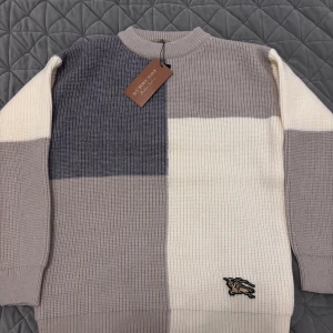 Burberry stickad tröja i blockfärger - Säljer en Burberry stickad tröja i storlek M. Tröjan är helt ny och taggarna sitter kvar. Perfekt för dig som gillar stilrena och trendiga plagg endast för 1000kr.