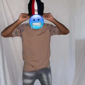 Moncler mössa  - Helt ny. Fin replika med grym kvalitét. One size. Pris: 799kr.Först till kvarn. Skickas direkt inom 24h