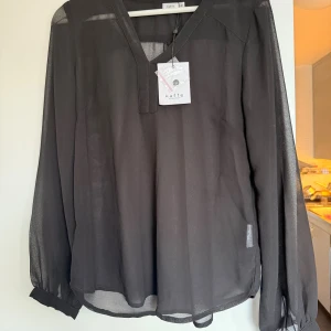 Svart blus - Oanvänd blus från KAFFE.Det står storlek L,men är liten i storlek,så passar dig som är S-M.