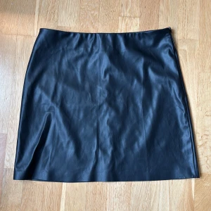 kjol i läderimitation  - superfin kjol i läderimitation!! perfekt för julen!!