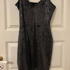 Svart glitter klänning  - En jätte fin glitter klänning för fest tillfällen 🤍
