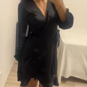 BOOHOO klänning  - Elegant satin klänning som har volanger vilket gör den söt. Använd 3 gånger max