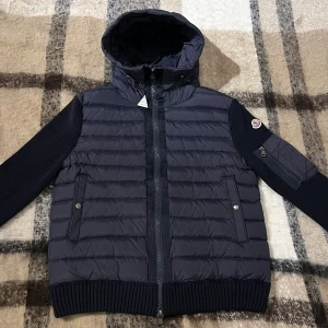 Moncler Tricot Cardigan Navy - Säljer en helt ny 🆕mörkblå Moncler Tricot Cardigan i storlek L men passar för M. Lapparna och äkthetstriangel finns kvar och medföljer vid köp, vid frågor eller intresse är det bara att höra av sig. Digitalt kvitto finns 🧾 Priset kan diskuteras vid snabbaffär eller bundleköp Mvh✅