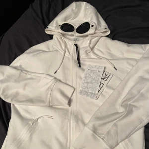 C.P Company Tröja  - Hej ! Säljer denna fina C.P Company koftan i storlek XL, bra skick, köpt på NK, kvitto tillkommer vid köpet, inga defekter eller sådant på koftan, bara att höra av er vid funderingar! 