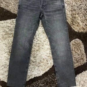 Jack & Jones jeans - Jätte fina Jack & jones jeans i färgen grå. Storlek 29/30 slimfit.