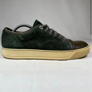 Lanvins DBB1 - Lanvins DBB1 Mörkgrön/Svart | Skick 8,5/10 | Priset går snabbt upp desto närmare våren/sommaren kommer. | Nypris ‼️8000kr+ ‼️| Pris kan alltid diskuteras! | Orginal box eller orginal dustbag ingår ej. | Skriv om frågor uppstår! | //MvH By, Olsén, Closet.